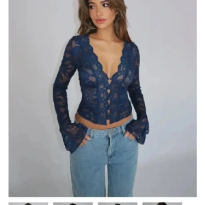 Mörkblå spetsblus från venderbys!  - Säljer en mörkblå, långärmad blus i spets med djup v-ringning och knappar framtill i storlek S/M från venderbys! 💙 i nyskick! bara att skriva om ni vill ha fler bilder! Perfekt nu till sommaren! 💙köpt för 669 kr! 