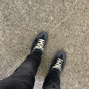 Maison Margiela Gats Skor - Rikigt feta och galet sällsynta Maison Margiela skor | Storlek: 42 men passar också 43/44 bra, innermått:27,5cm | Skick: 8,5/10 | Autentisk: KVITTO, från Cettire | OG: Box, papper, kuvert samt kvitto | Nypris: Ca 8 k, så passa på | Kom privat vid fler bilder eller frågor, allt gott |📩