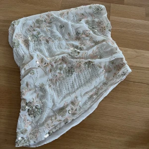 Paljett topp - Vacker topp med pärlor och paljetter🌸.                    (finns ett hål på insidan) S/m