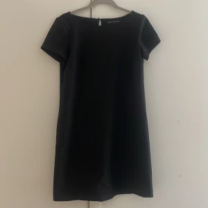 Svart klänning från Zara - Svart rak klänning från Zara i t-shirt stil! Storlek XS!