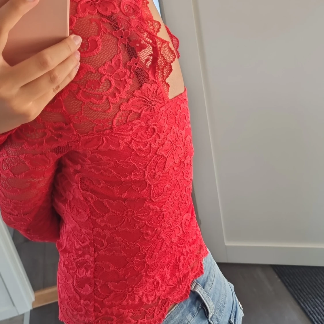 Röd spetsblus med öppen rygg - 3