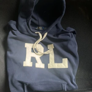 Ralph Lauren Hoodie - En helt ny Ralph Laurent hoodie. Köpte för 2400, säljer för 1300? Hör av er vid minsta fråga.