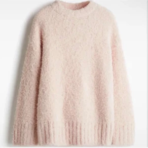Ljusrosa fluffig stickad tröja - Supermjuk och fluffig ljusrosa stickad tröja med rund hals och långa ärmar. 
