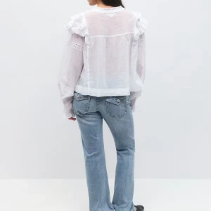 Blå bootcut jeans med låg midja - Snygga ljusblå jeans med bootcut passform och låg midja. Jeansen har klassiska fem fickor, coola detaljer på bakfickorna och en lätt tvättad look. Perfekta för dig som gillar en avslappnad men trendig stil.