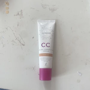 Lumene CC Cream Medium - Lumene CC Color Correcting Cream i nyansen Medium. Ger en jämn hudton med medium täckning och SPF 20. Passar alla hudtyper och är vegansk. Kommer i en smidig tub med lila kork och vit design.