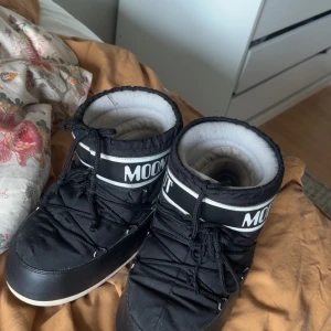 Moonboots  - Jätte fina moonboots, använda en vinter ganska sparsamt. Dom är lite slitna men därför priset🩷🩷