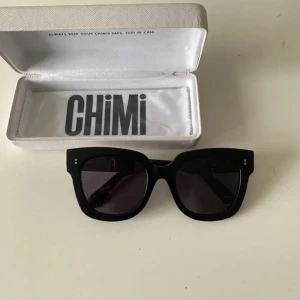 Svarta solglasögon från Chimi - Chimi