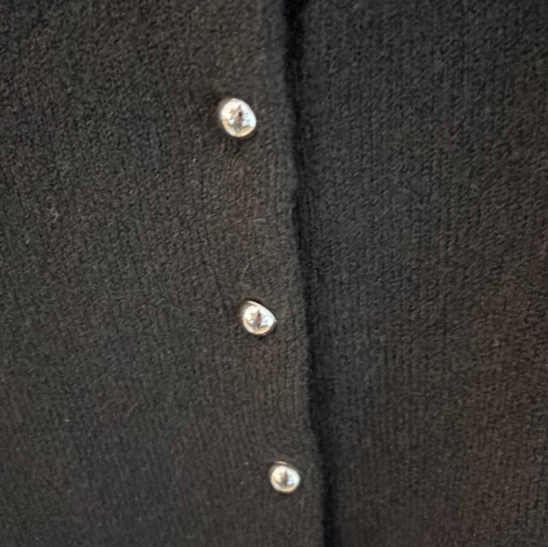Svart kofta med pärlknappar från H&M - 3