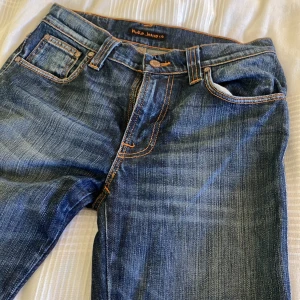 Nudie jeans slim jim w31 L34 - Säljer ett par stilrena slim Jim’s som använts fåtal gånger. Har en snygg wash och passar till de mesta stilarna. Priset är ej hugget i sten! Hör av er:)