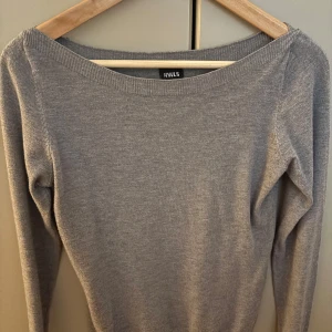 Grå stickad tröja - Enkel och stilren grå stickad tröja från RYVLS. Tunt stickad material perfekt till hösten och vintern. Aldrig använd och i perfekt skick.