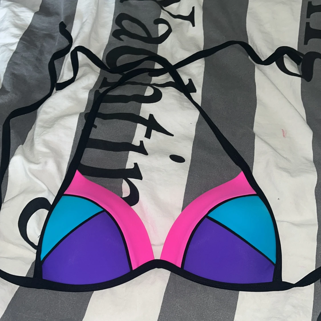 Färgglad triangelbikini i storlek S 