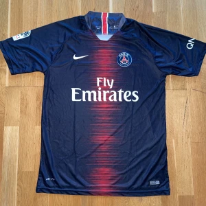 Psg mbappe 7 storlek L - Storlek L. Fin replika. Helt ny och oanvänd. Pris: 349:-. Skickas direk inom 24h