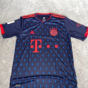 Bayern München matchtröja storlek L - Storlek L. Fin replika. Helt ny och oanvänd. Pris: 349:-. Skickas direk inom 24h
