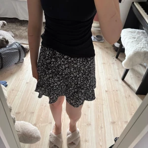 Blommig kjol - Fin kjol, knappt använt i väldigt fint skick!