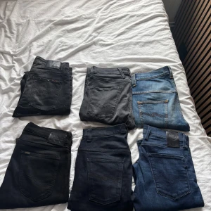 6 par jeans från Lee och Nudie - Om någon är intresserad så säljer ja dessa jeans nu som paket för smidighetens skull så det är 2 par replay 3 par nudie och 1 lee jeans vissa av dom har ja lagt separat men annars kan du köpa alla för 1200 storlekarna är nudie29/32,replay33/34,nudie30/32,lee32/32,nudie,32/34,replay31,32.Säljer allihop eller inga för 1200 om du vill köpa något separat par är de dom som ja har lagt upp.