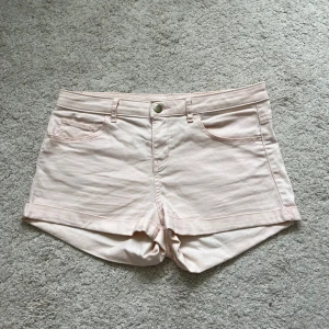 Ljusrosa shorts - Lågmidjade/midwaist shorts i en babyrosa färg❣️Har stretch! skriv om ni har frågor