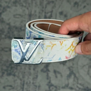 Lyxigt vit Iv bälte med olika färger - Helt ny, hör av er för fler bilder 😉