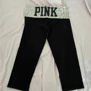 Y2K Pink leggings  - Ett par riktiga y2k leggings från Victorias Secret Pink 🖤❤️‍🔥Leopardmönster med lite glitter i ✨Knälånga, i bomull, med fold-over kant så man kan vika ner dem till riktigt lowrise 💞Storlek S, i jättefint skick! 