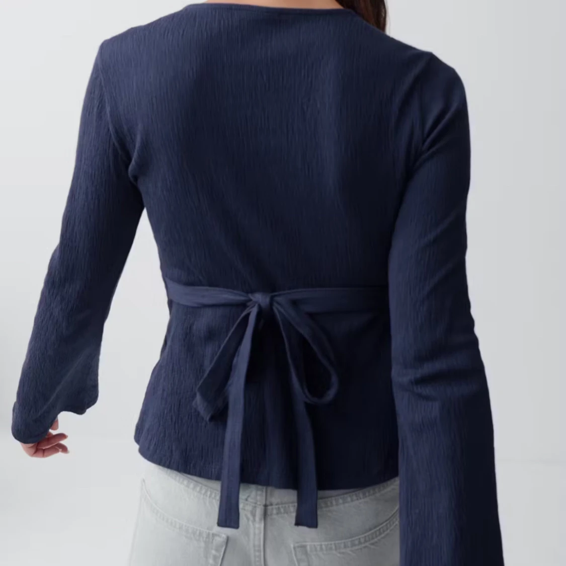 Mörkblå omlottopp med knyt från gina - 1