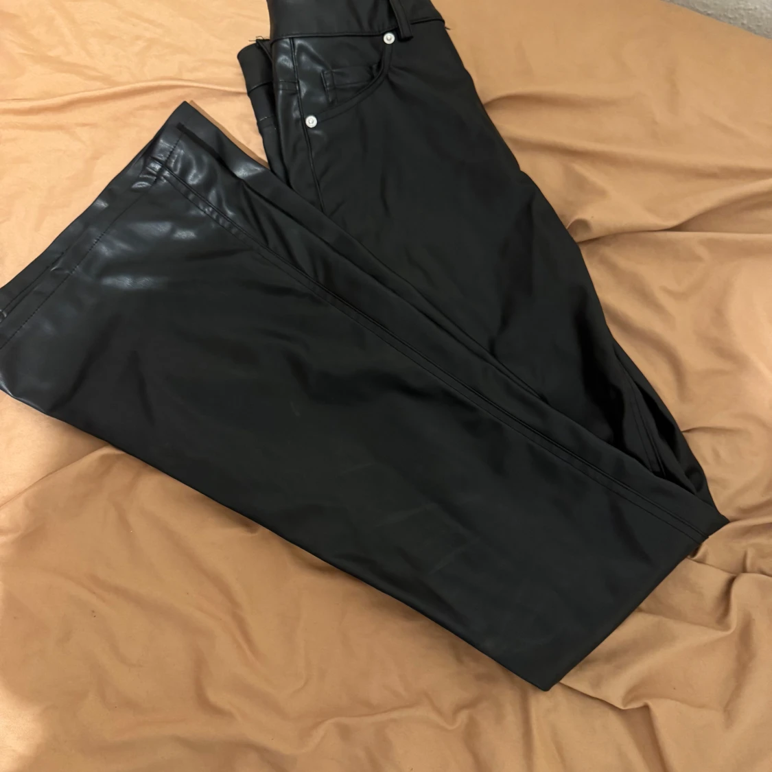 Svarta byxor i skinnimitation - 1