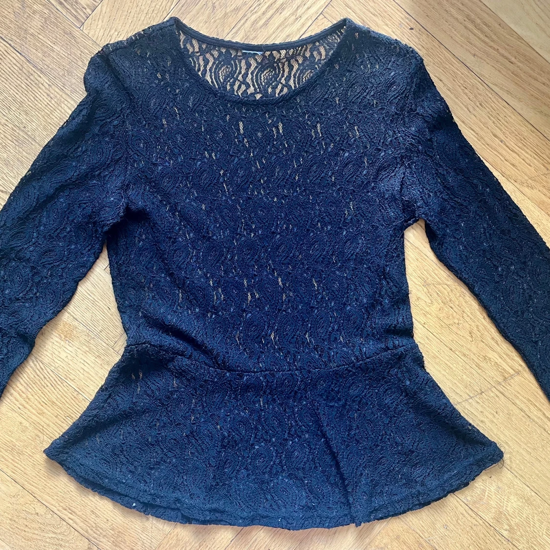 Svart spetspeplum från Only, Jacqueline de Yong