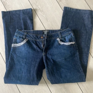 Lågmidjadejeans  - Lågmidjadejeans köpta secondhand, påsytt spets på fickorna. Står 31/32, skulle säga att dem sitter som S o passar i längden på nån som e typ 170. Super fina men passar inte längre❤️