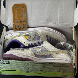 Nike Dunk Low X Union  - Nike Dunk Low Union Passport Pack Court Purple.                        Bra skick lite starloss inge heeldrag, vita snören får med samt box och tags.