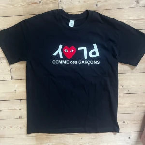 Svart Comme des Garçons Play t-shirt - Svart t-shirt från Comme des Garçons. Helt oanvänd! Priset går att diskuteras