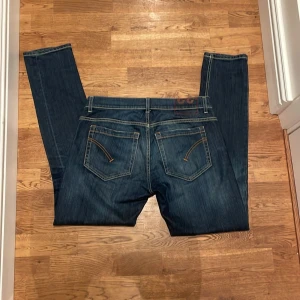 Dondup George - Ett par riktigt snygga dondup George i size 32. Mycket bra skick och sitter slim! Pris ej hugget i sten. Snabb affär så kanske de släpps för lite mindre