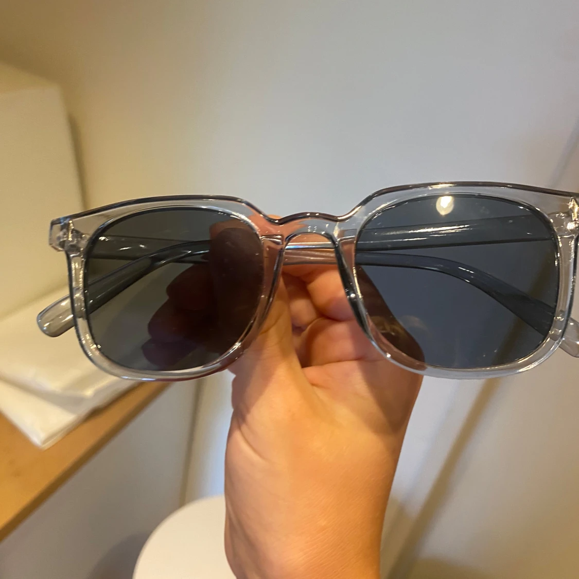 Transparenta solglasögon med gråa glas - 1