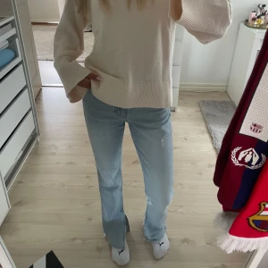 Ljusblå jeans från Gina Tricot - Jättefina ljusblå jeans med slits från Gina Tricot💗. De har hög midja, raka ben och klassisk femficksdesign. Jeansen är i mjuk bomullsdenim och har en snygg, enkel look som passar till allt.💗 Storlek 34