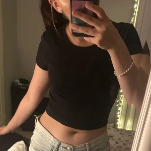  croppad t-shirt från gina ! - Säljer en svart  tshirt från Gina i storlek xs, då den inte kommer till användning ! 🩷