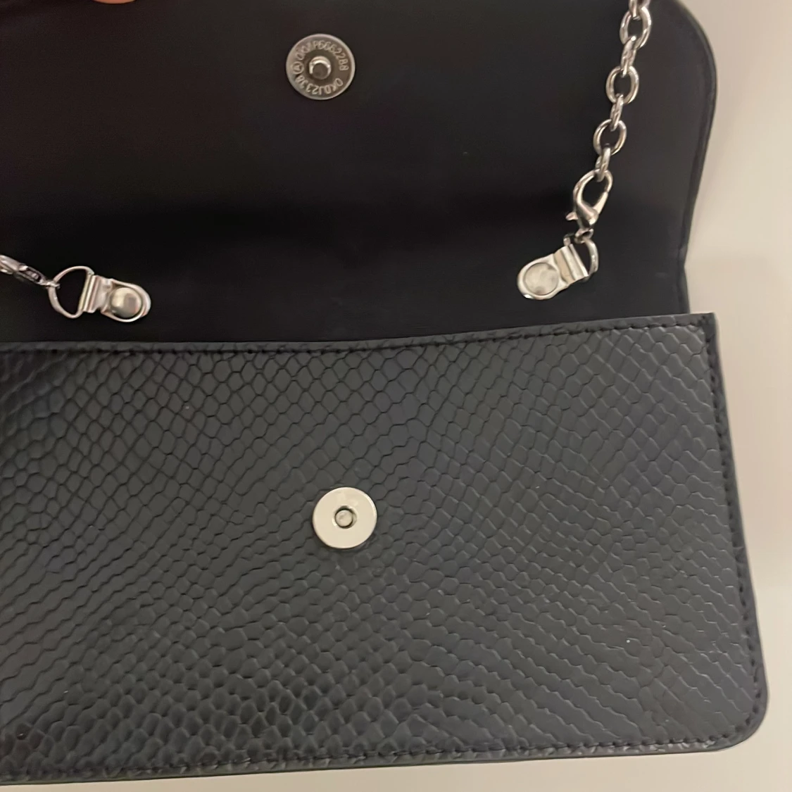 Svart kuvertväska med kedja - 2