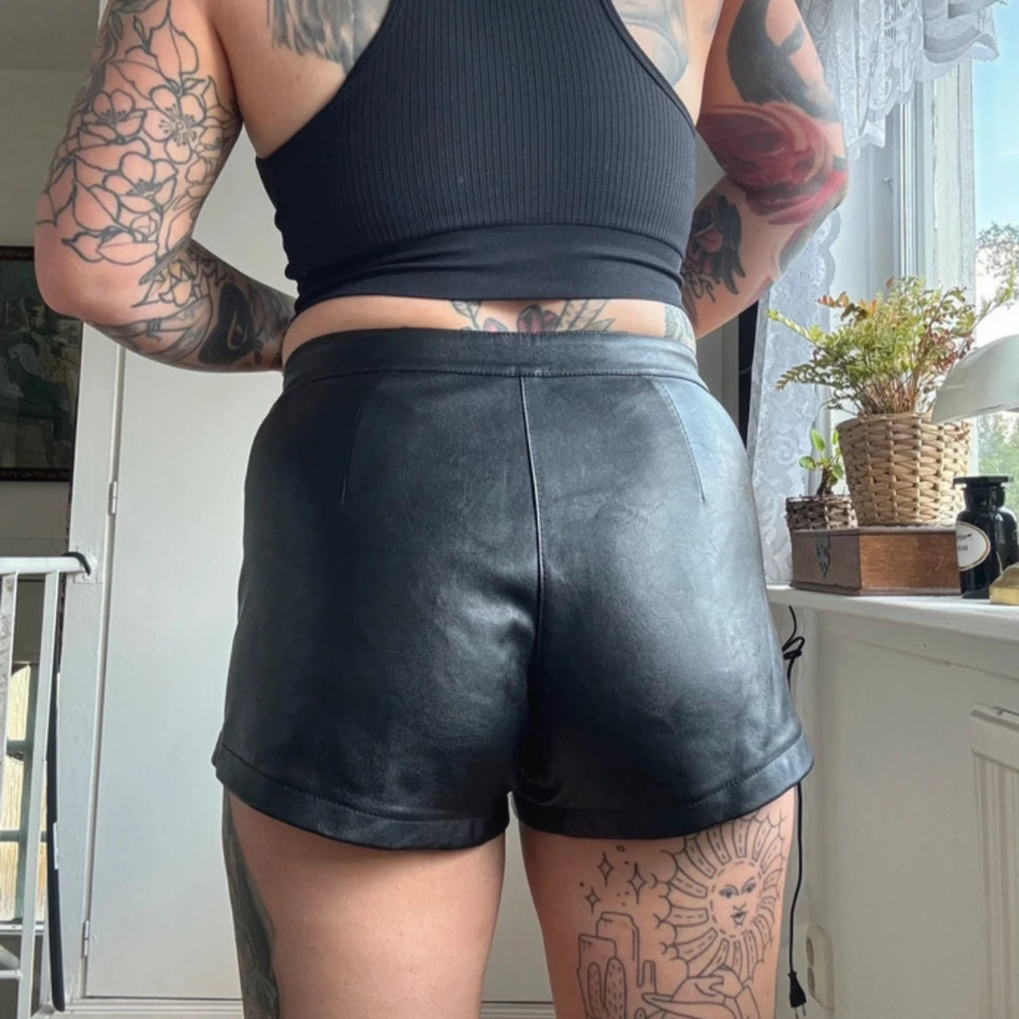 Svarta skinnshorts med dragkedjor - 1