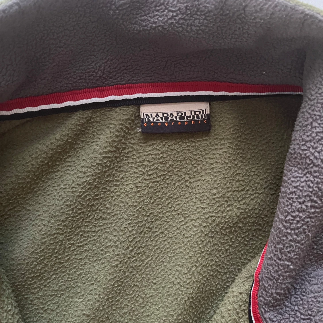Olivgrön fleecejacka från Napapijri storlek XL/L - 4