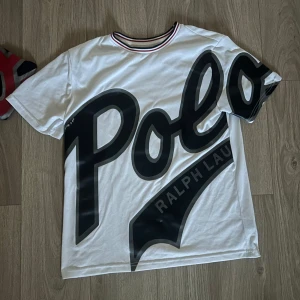 Vit Polo Ralph Lauren t-shirt - Säljer denna vita polo ralph lauren tshirten, de säljs inte längre! Nypris ligger på 1150kr och jag säljer för 350kr! De står att den är för 160cm men den sitter som S/M. Kontakta mig vid frågor eller andra funderingar!