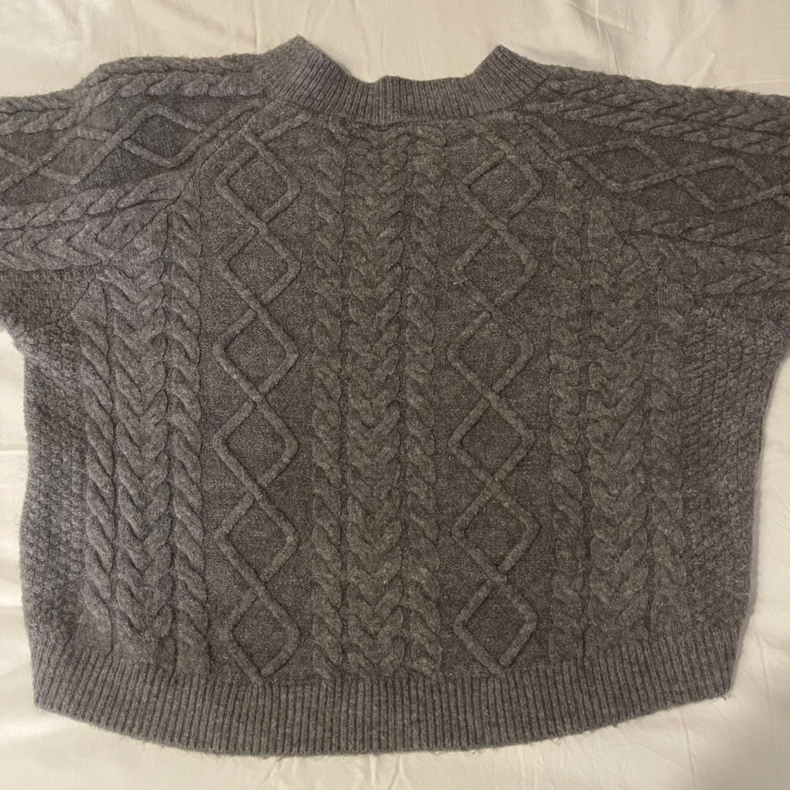 Grå croppad stickad tröja - 2