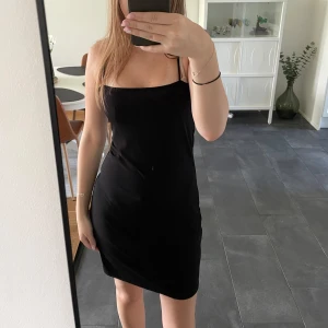 Svart miniklänning - Svart miniklänning med tunna band, väldigt skönt material och bra skick. Strechigt tyg så skulle säga att den är en s/m i storlek. 💕