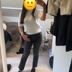 Svarta/grå kick flare jeans - Snygga svarta jeans med rak passform och hög midja. Perfekta för en stilren look. Dom är helt nya i storlek 36 från Gina tricot.