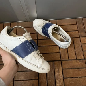 Valentino opens  - Mörkblå valentino opens mest efterfrågade färgen. Skorna är i storlek 44. Skorna är i bra skick skulle säga 7/10 inga större defekter endast tecken på användning. Endast skorna ingår vid köp. Nypris 7200 mitt pris 1499!