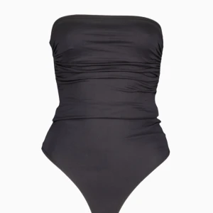 Svart bandeau body - Snygg svart bandeau body med rynkade detaljer över bysten och magen. Använd en gång!