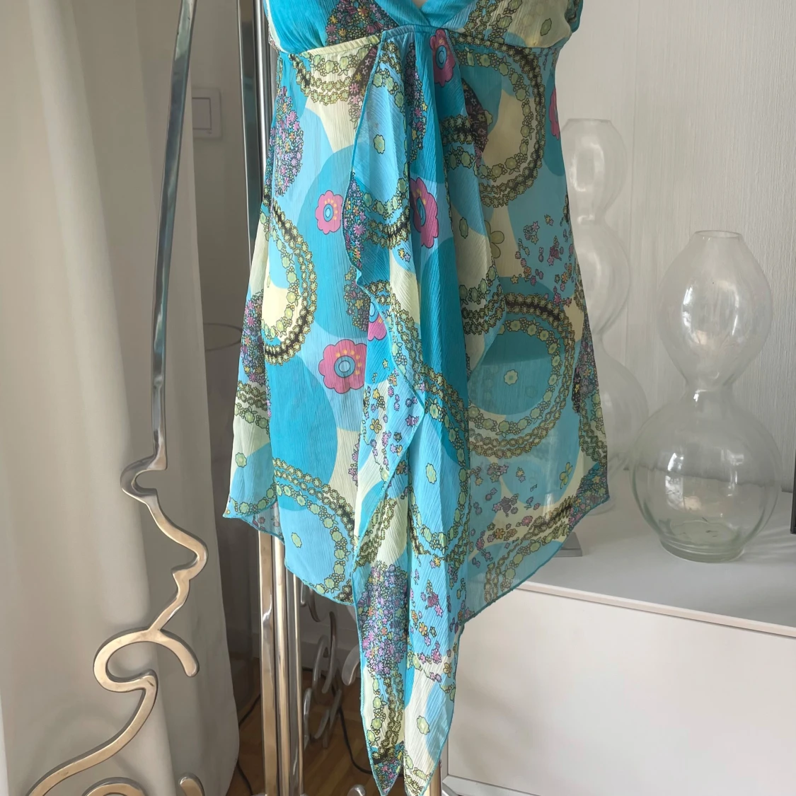 Blommig blå kortklänning med knyt - 2