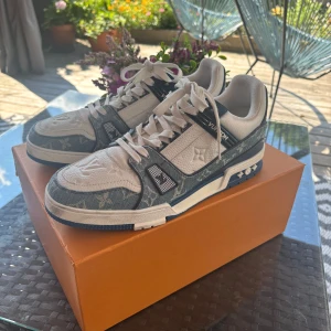 Louis vuitton trainers - Storlek 43, som nya bara lite smutsiga. Det som tillkommer är: Kartong, 2x dustbags ”kvitto” alltså allt på bilden.