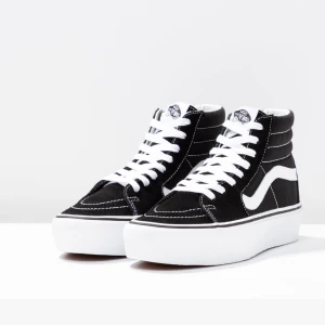 Höga vans - Höga vans med en lite högre sula(ingen jätte stor skillnad). Endast använda 2 gånger. Passar män och kvinnor. Nypris: 1045kr. Skriv privat för flera bilder eller frågor. 