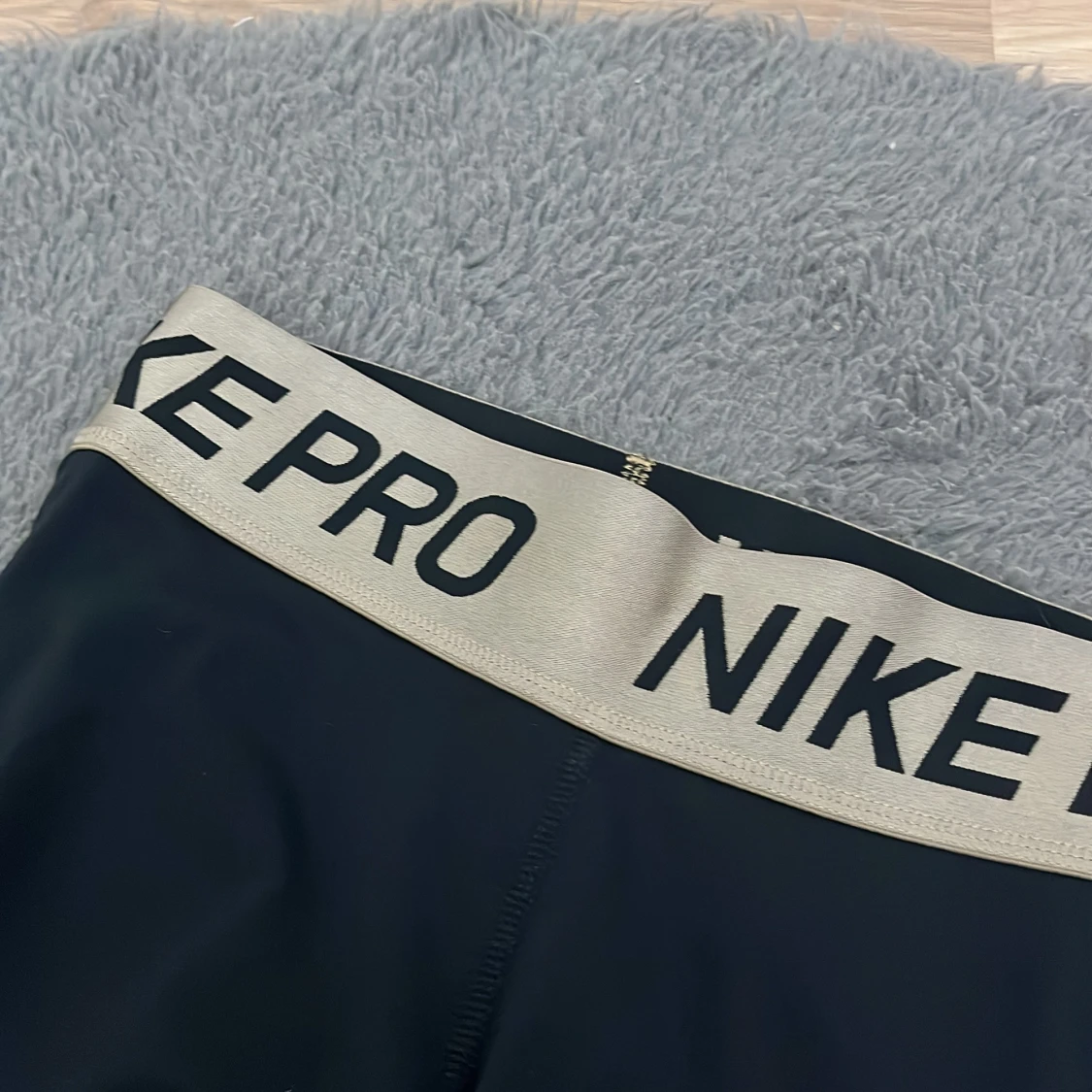 Nike Pro svarta tights med guldiga detaljer - 3