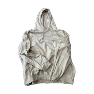 Beige hoodie från Cubus - Säljer en oversized beige hoodie från Cubus i storlek XXL. Tröjan har huva med snörning, ribbade muddar och en klassisk känguruficka framtill. 