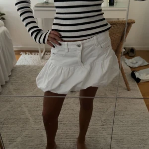 Jeans volang kjol - Sååå sjukt snygg jeanskjol ifrån Zara med super snygg puff design💞💞kan sälja på vinted för 430🤗🤗