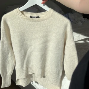 Vit kashmirtröja från Lisa Yang - Supermjuk och fin Lisa Yang tröja i 100% Kashmir.  Köptes för 4400 kr. Stl 1 som motsvarar S/M💕Färgen Cream
