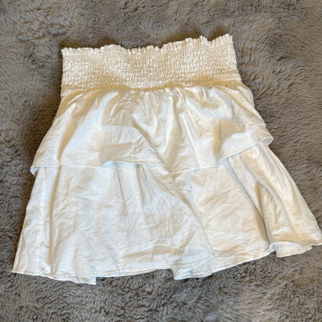 Vit volangkjol med smock