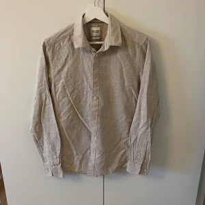 Beige linneskjorta - Beige linneskjorta från Only & Sons. Väldigt bra skick, knappt använd.